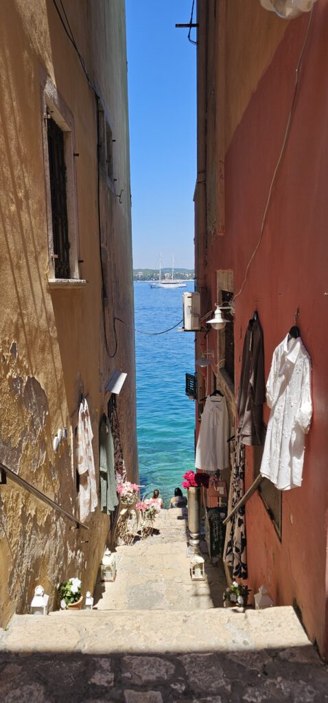 Rovinj Úzka ulička klesajúca k moru
